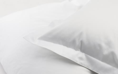 أغطية الأسرة DUX غير المنقوشة من الستان باللون الأبيض