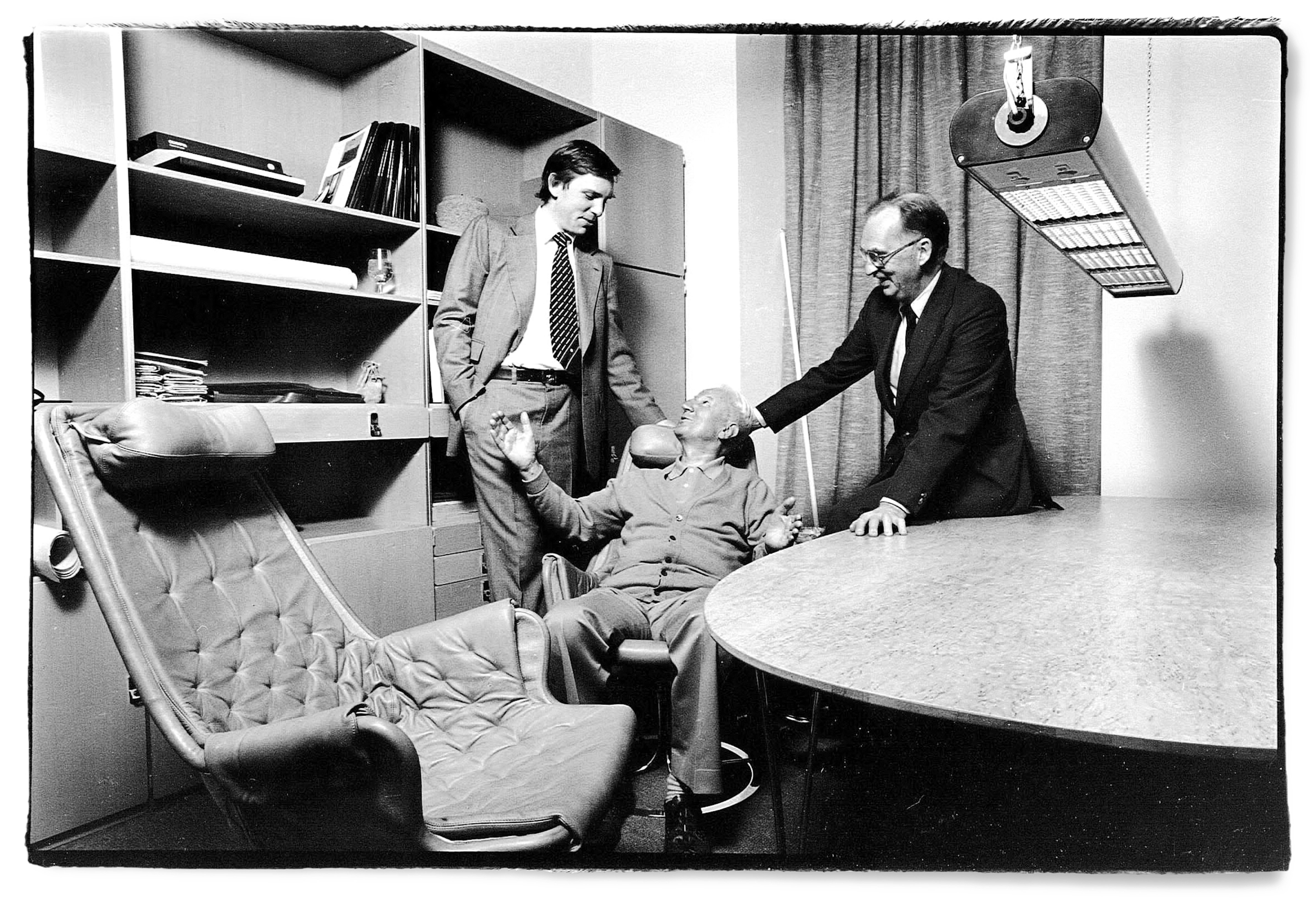 Claes Ljung, furniture designer Bruno Mathsson, and the then director of Dux, Eric Ljung, gathered around the Jetson chair designed by Mathsson.
